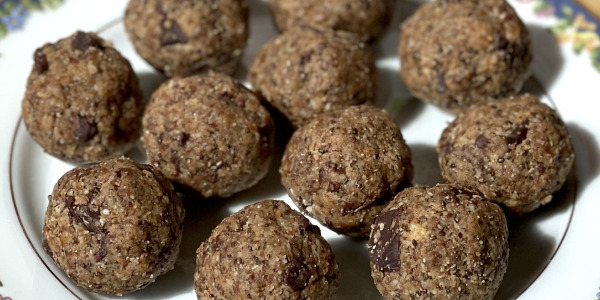 Energy Balls aux graines de Chia, Chocolat & Noix de Pécan
