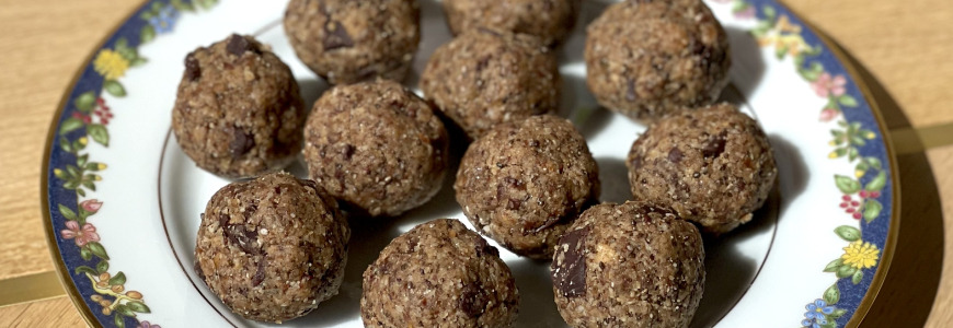 Energy Balls aux graines de Chia, Chocolat & Noix de Pécan